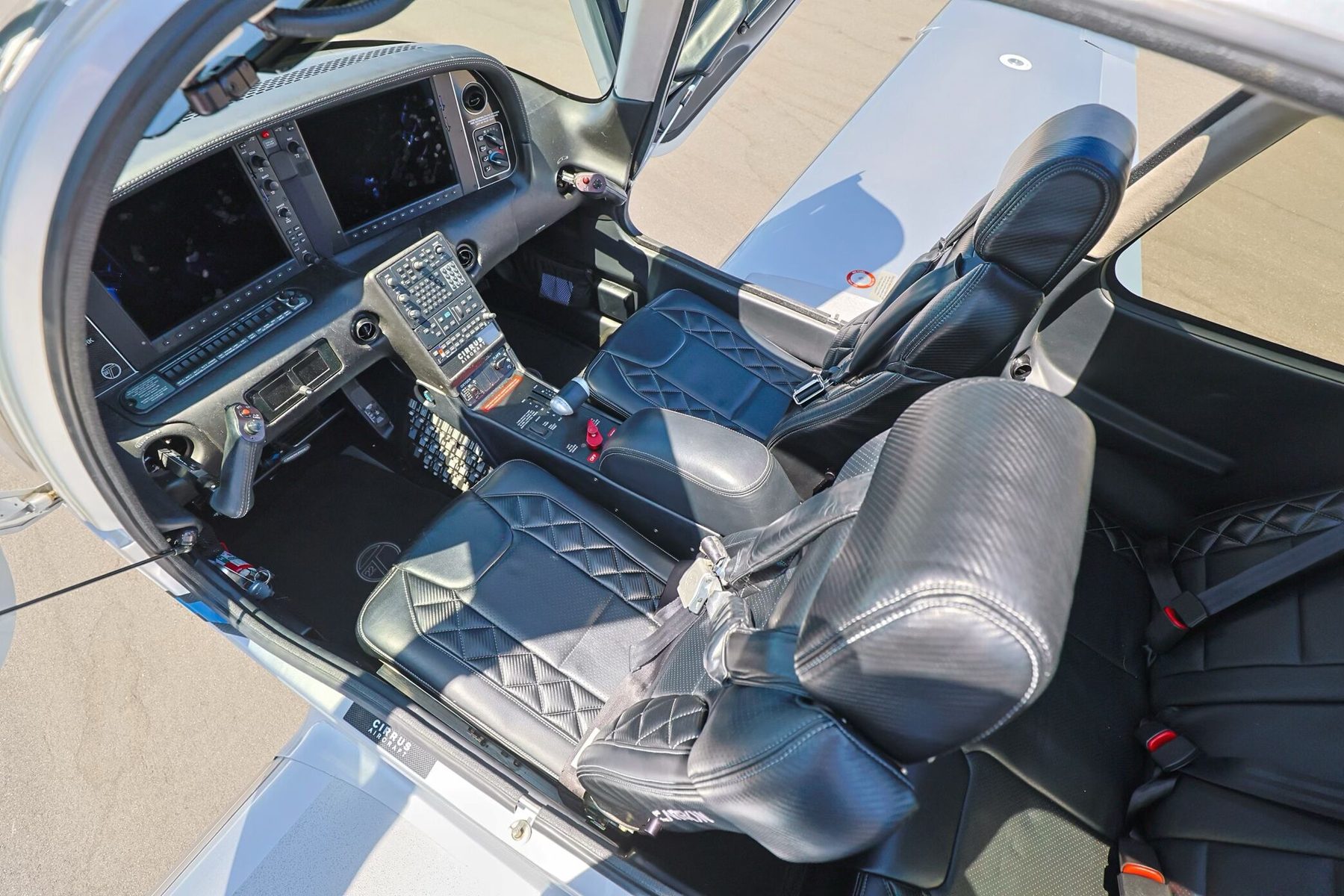 Cockpit and front seats